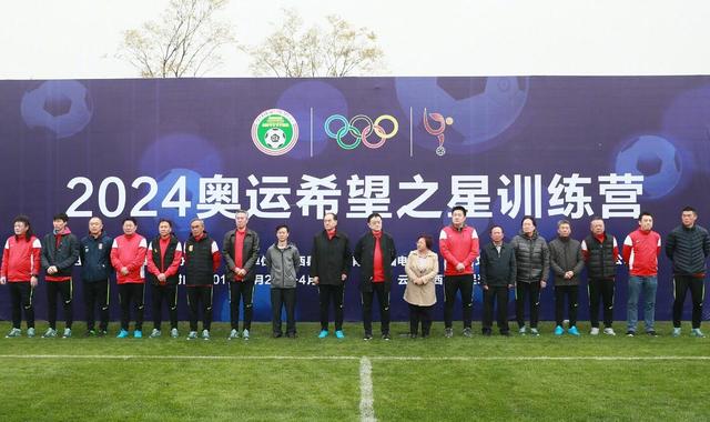 尽管体态臃肿行动基本靠“滚”，看起来毫无邪恶反派的气场，但面对“入侵者”，这个吞吐烈焰、破坏力无穷的贪婪猎杀者展现出了令人意外的强大能量